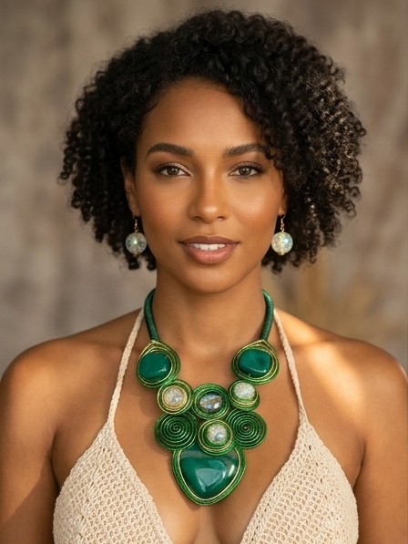 Conjunto Exclusivo de Joyería Artesanal en Verde y Dorado – Diseño Sofisticado y Lujoso