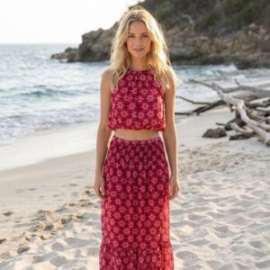 Conjunto Floral Dos Piezas: Top Halter y Falda Larga con Estampado Floral en Rojo y Rosa