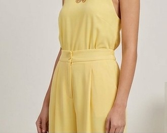 Pantalón Fluido de Tiro Alto con Pinzas y Bajo Abombado – Amarillo Pastel - Imagen 6