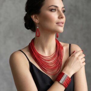 Conjunto Elegante de Joyería Multihilo – Collar Maxi, Pulsera Ancha y Pendientes en Rojo Intenso