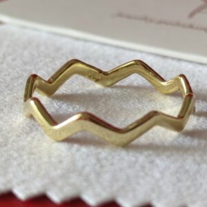Anillo Zigzag Geométrico en Plata de Ley 925 con Baño de Oro