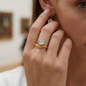Anillo Ajustable de Plata de Ley 925 Bañado en Oro con Piedra Lunar y Diseño de Hoja