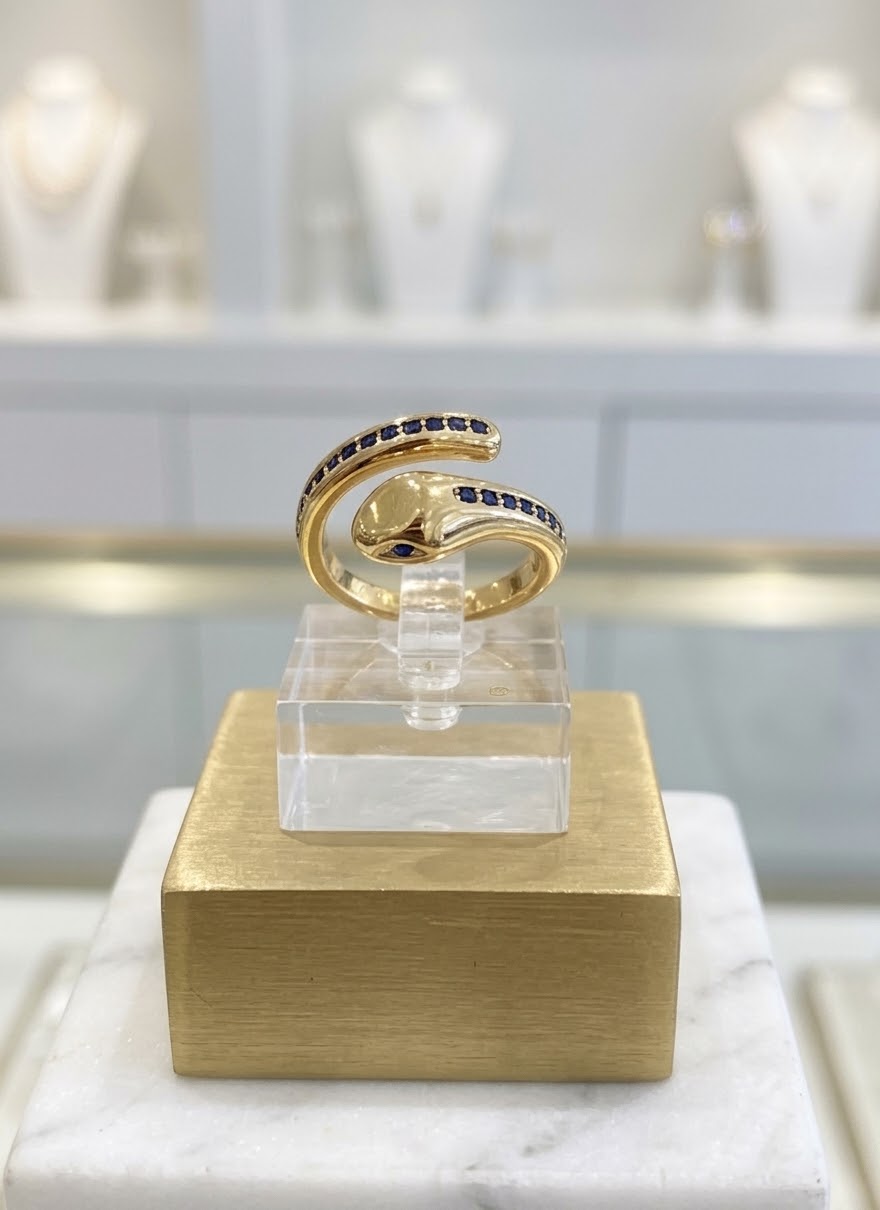 Anillo Abierto de Serpiente en Acero Inoxidable Dorado con Cristales Azules