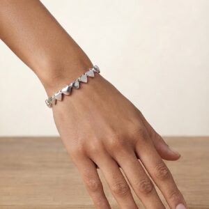 Pulsera Rígida de Acero Inoxidable con Diseño de Corazones