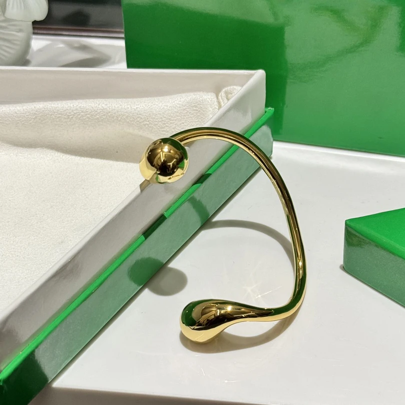 Pulsera Rígida Abierta Minimalista con Extremos de Gota Orgánica - Imagen 7