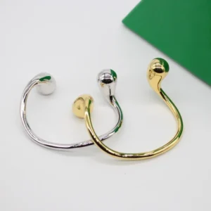 Pulsera Rígida Abierta Minimalista con Extremos de Gota Orgánica