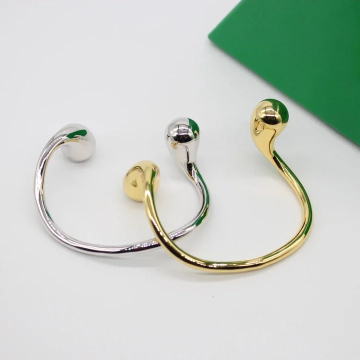 Pulsera Rígida Abierta Minimalista con Extremos de Gota Orgánica