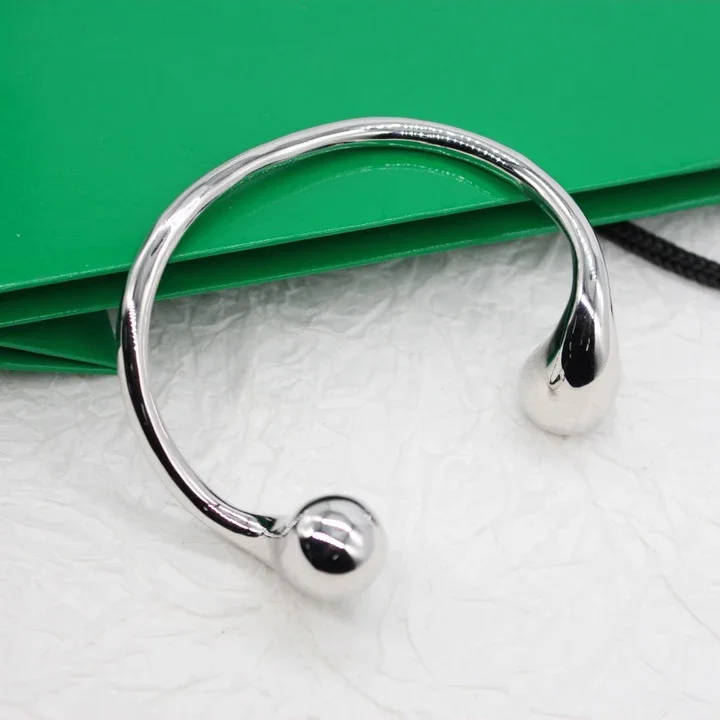 Pulsera Rígida Abierta Minimalista con Extremos de Gota Orgánica - Imagen 6