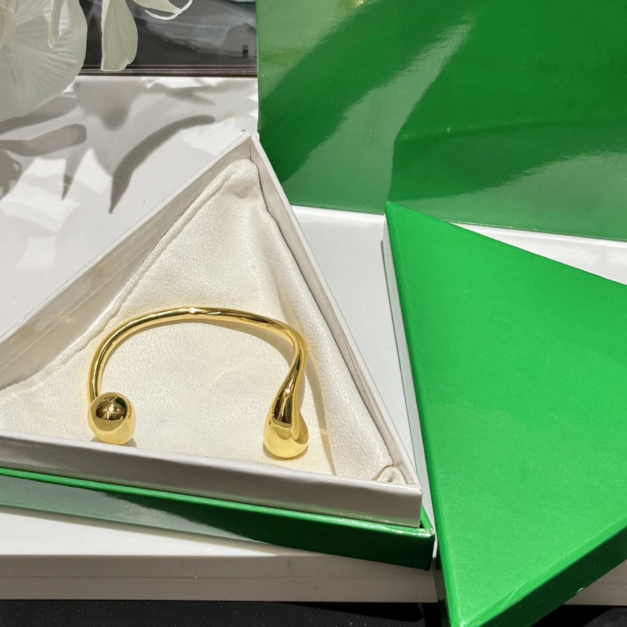 Pulsera Rígida Abierta Minimalista con Extremos de Gota Orgánica - Imagen 4