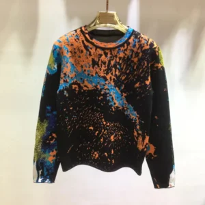 Jersey de cuello redondo vibrante con arte abstracto salpicado.