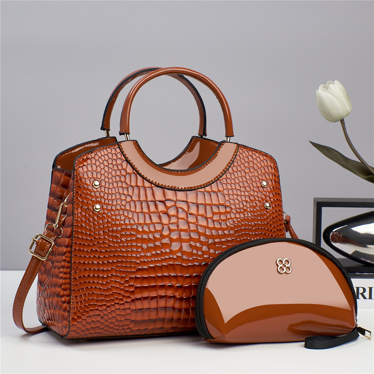 Bolso de mano con estampado de serpiente. - Imagen 2