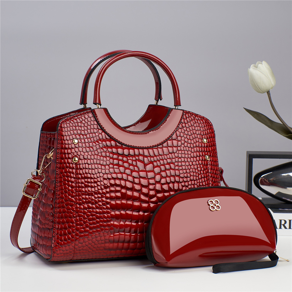 Bolso de mano con estampado de serpiente.