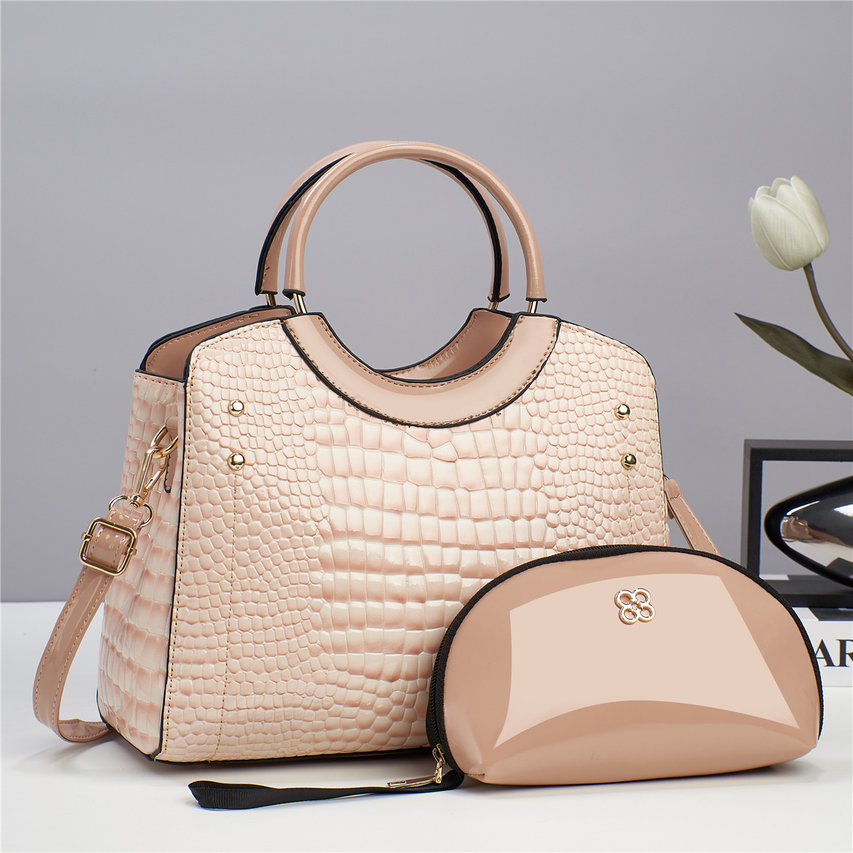 Bolso de mano con estampado de serpiente. - Imagen 3
