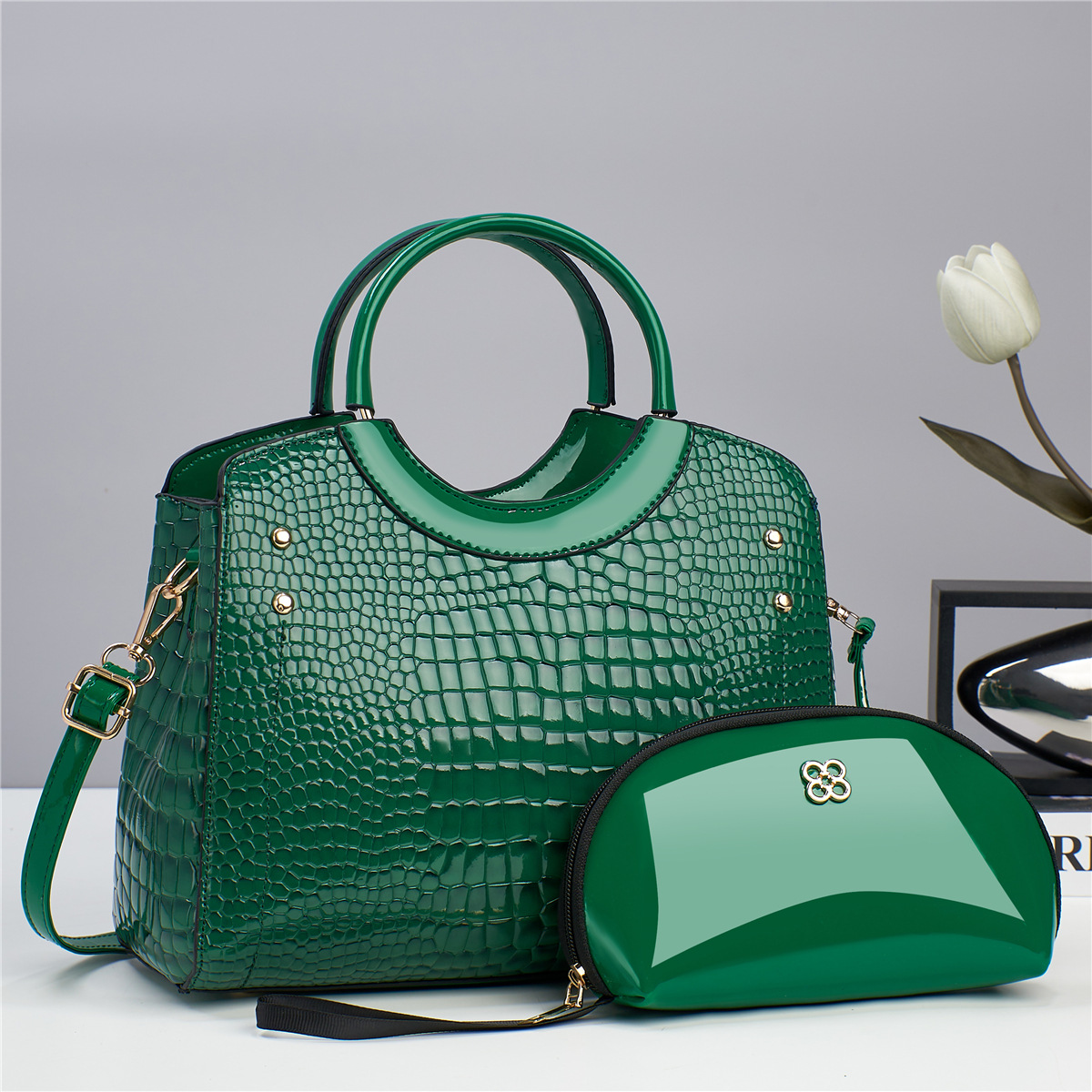 Bolso de mano con estampado de serpiente. - Imagen 5