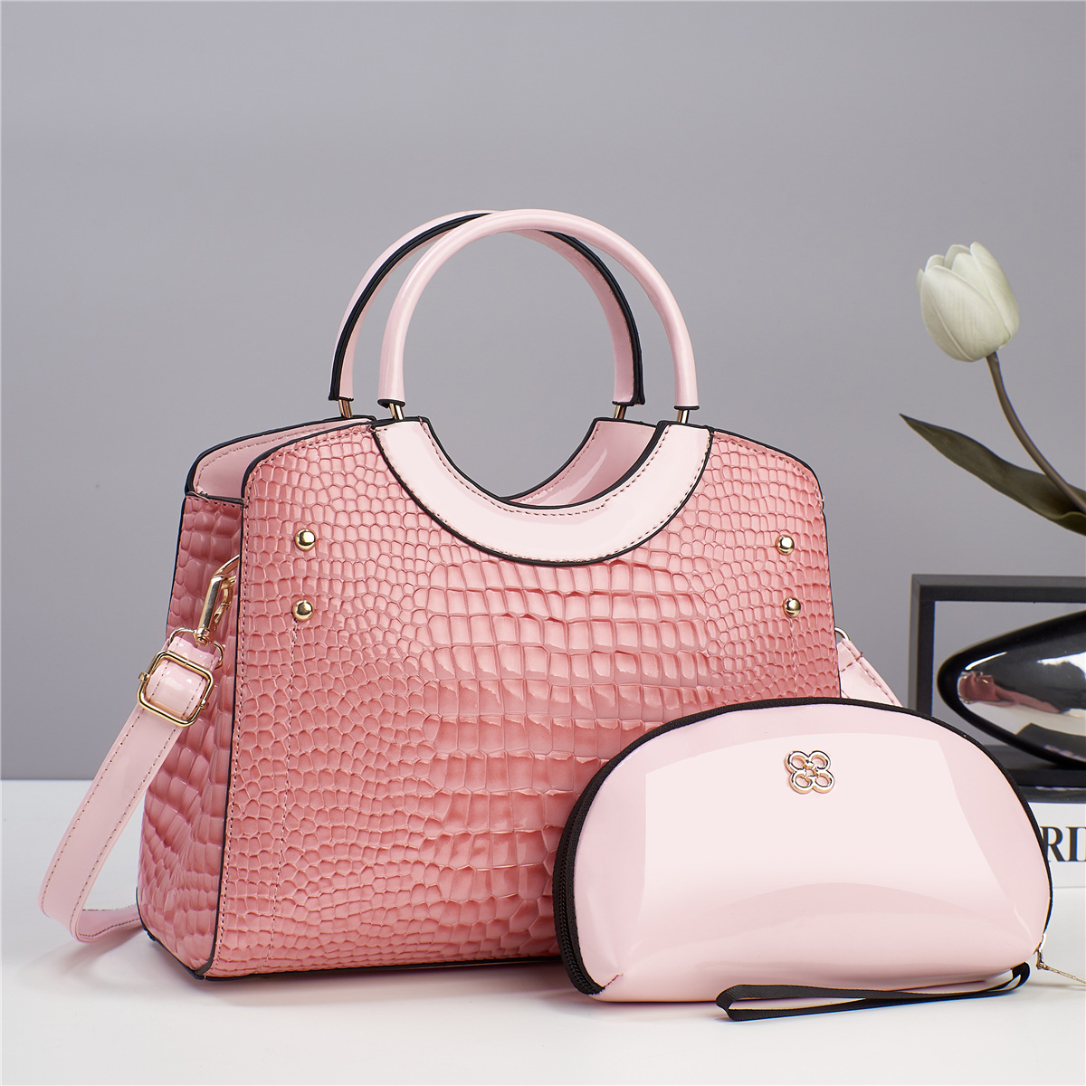 Bolso de mano con estampado de serpiente. - Imagen 6