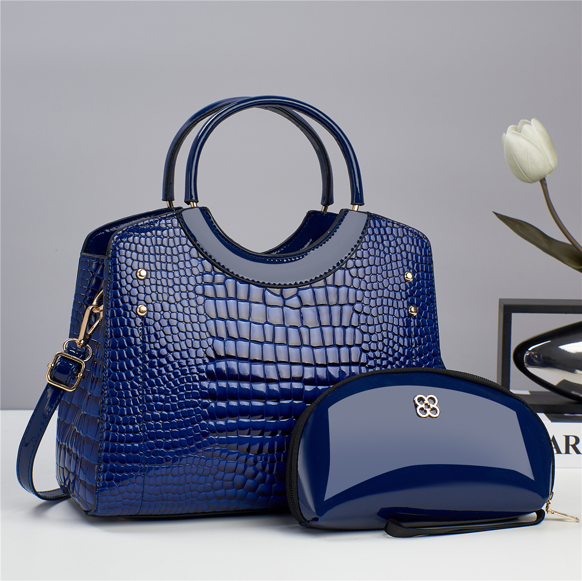 Bolso de mano con estampado de serpiente. - Imagen 7