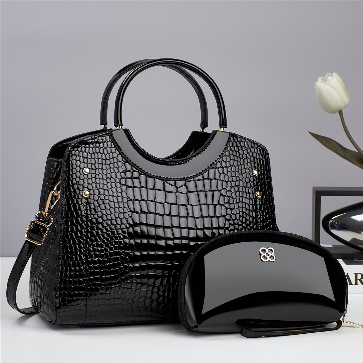 Bolso de mano con estampado de serpiente. - Imagen 4